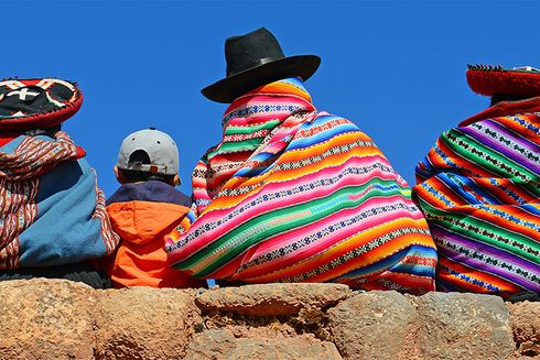 Grupo de personas con vestimenta autóctona sentados de espalda. Diversidad - Banco Interamericano de Desarrollo - BID